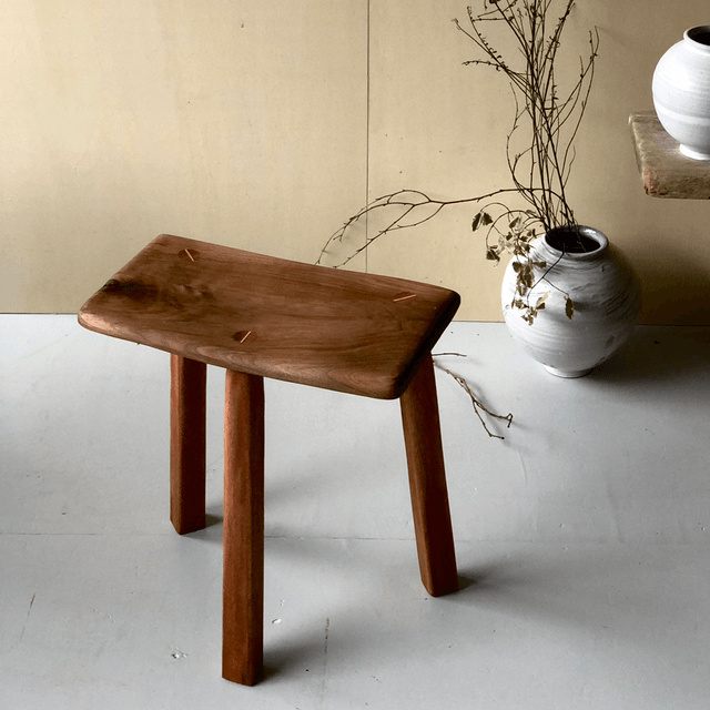 Tabouret tripode noyer