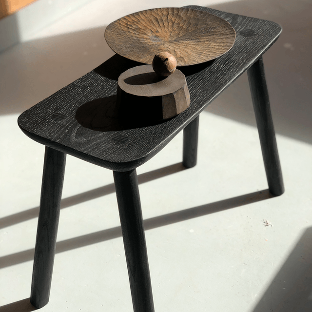 Tabouret large en chêne teinté noir