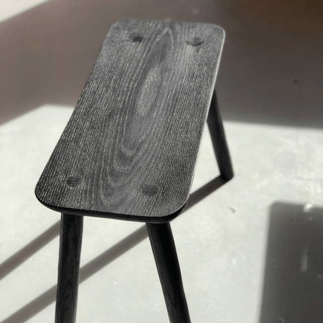 Tabouret large en chêne teinté noir