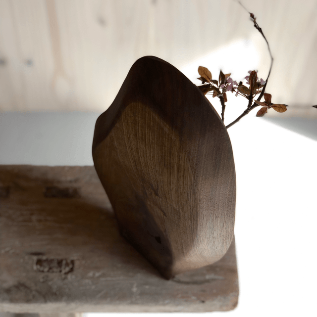 Vase unique en noyer 