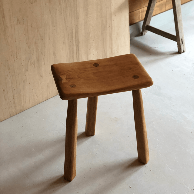 Tabouret tripode en chêne 
