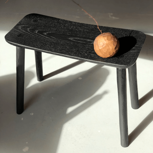 Tabouret large en chêne teinté noir