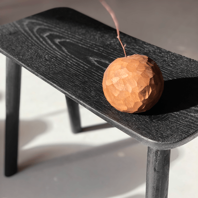 Tabouret large en chêne teinté noir