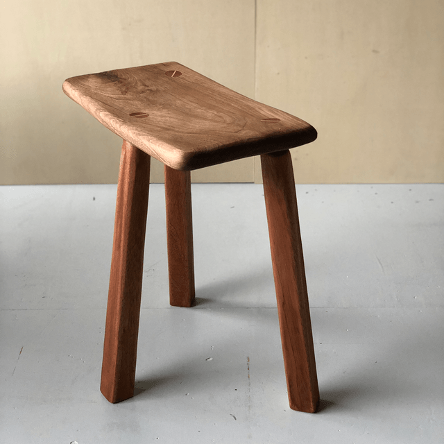 Tabouret tripode noyer