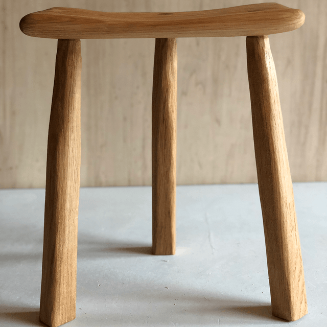 Tabouret tripode en chêne 